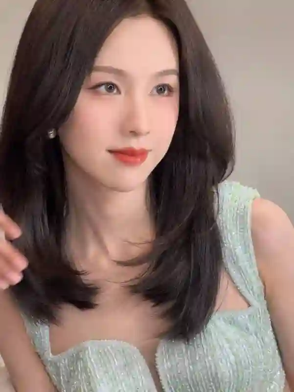 陈都灵身着薄荷绿抹胸裙，尽显清透仙气