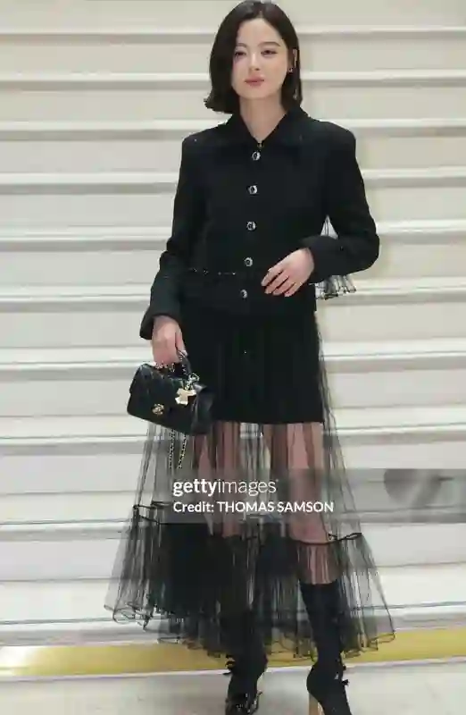 巴黎时装周：王一博帅翻，辛芷蕾脸圆了，迪丽热巴赫本风惊艳全场
