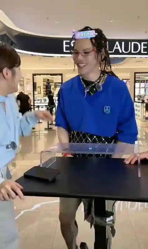 从透视装到金属抹胸，向佐的“猎奇路”越走越宽，网友心疼郭碧婷
