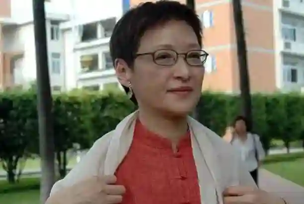 72岁胡因梦现状：不穿老年装，坦然面对衰老，颜值气质依旧在线