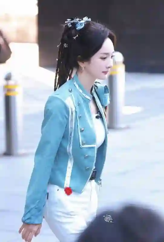 杨幂高马尾编发配蓝色夹克 活力造型尽显清新少女感