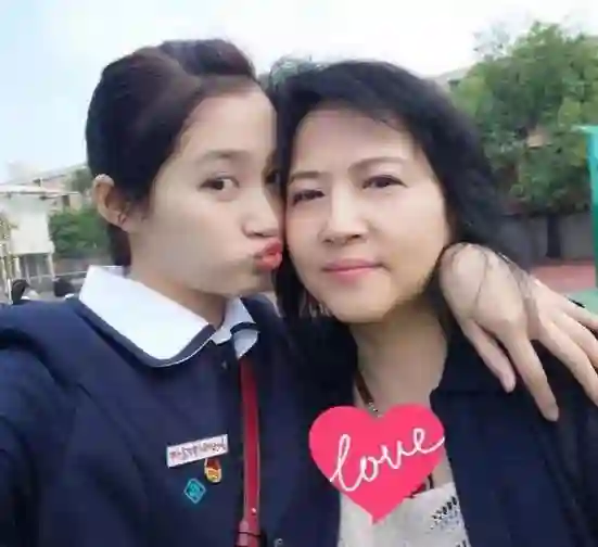 关晓彤脱离美颜滤镜 ，嘴角纹、法令纹严重，给人又老又年轻的感觉