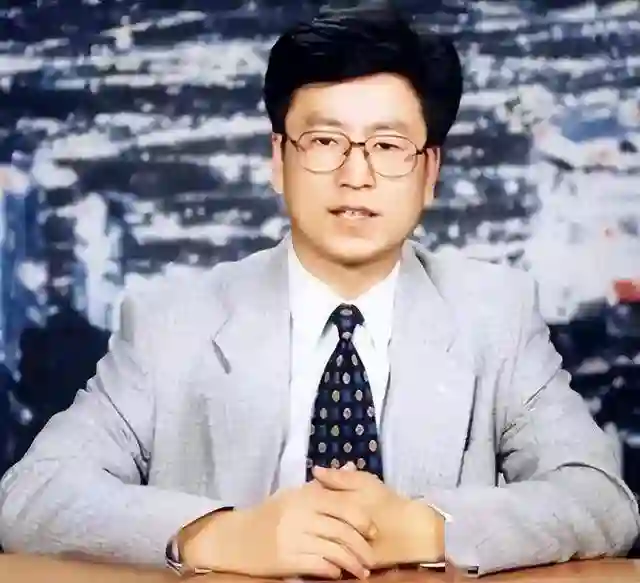“央视一哥”白岩松被病痛折磨，曾多次想不开，56岁白发满头