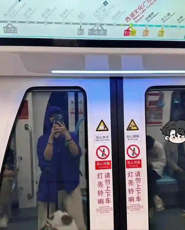 汤唯低调回国！独自乘坐公共交通回家，素颜自拍，看着好年轻