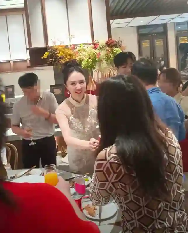 疑似董璇张维伊婚宴照曝光 白旗袍灿笑出镜