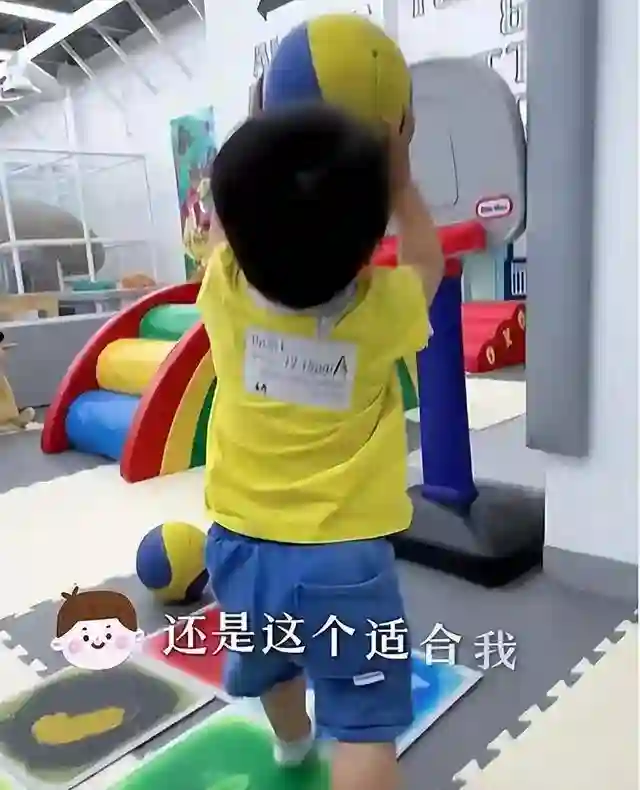 李念带三胎儿子游乐场疯玩，宝贝白白胖胖萌态百出，长得超像妈妈