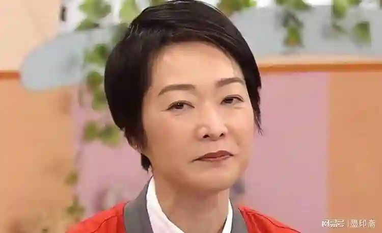 至今大龄未婚的12位主持人，个个才华横溢红极一时，哪位最可惜