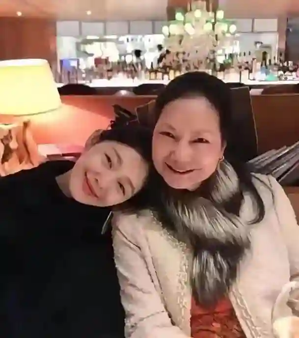 黄春梅近况堪忧！自曝“想哭哭不出”，张兰笑容灿烂与闺蜜畅饮