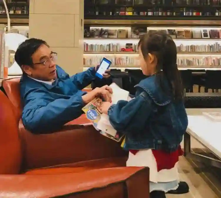 尔冬升女友晒全家福被骂！破防删评惹群嘲，一家三口同框像三代人