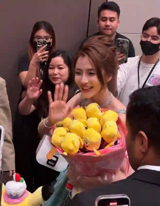 杨颖生图也太美了！穿绿色纱裙变身人鱼公主，“漫画女孩背”绝了