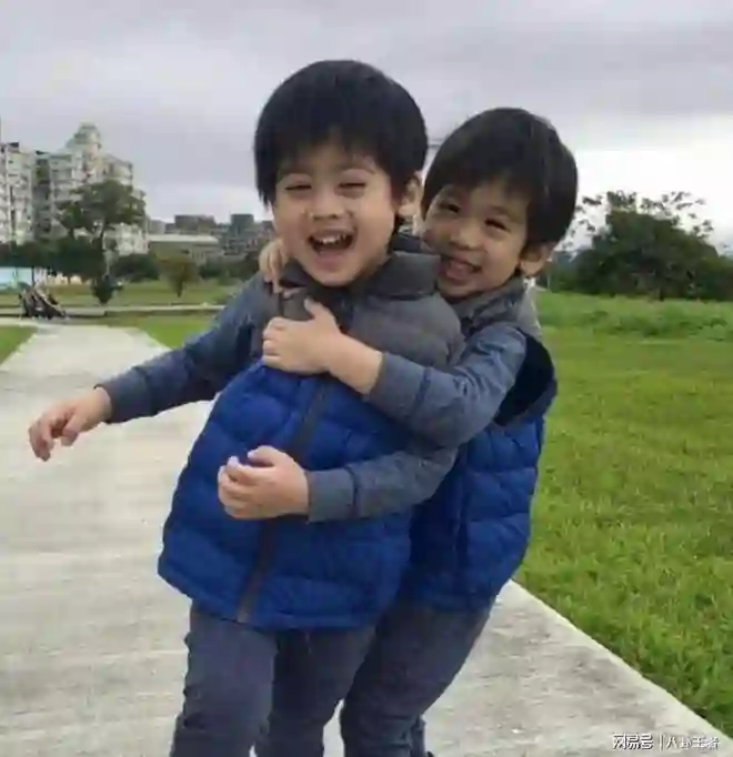 陈若仪一家5口出游！Kimi又高又壮像野人，林志颖脸色苍白仍虚弱