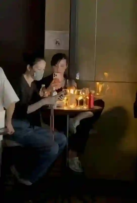 太尴尬了！谢霆锋把包厢给了王菲，俩儿却站着，次子全程宕机发呆