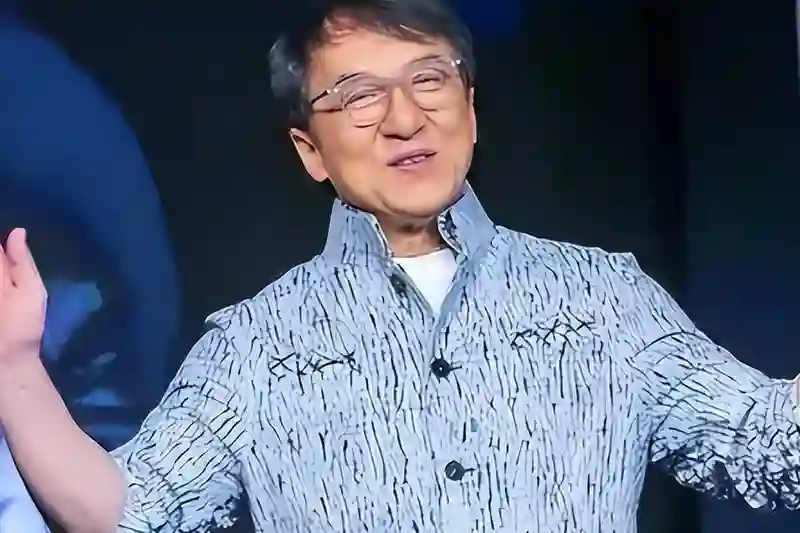71岁成龙亲密照曝光，年轻时“花边”轶事，情感生活大揭秘