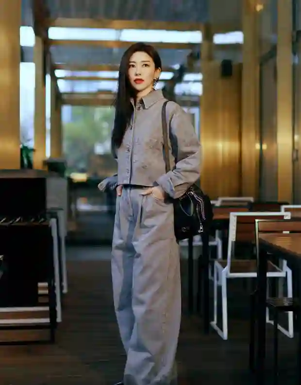 朱珠街头撑伞氛围感拉满，张开双臂演绎随性摩登大片