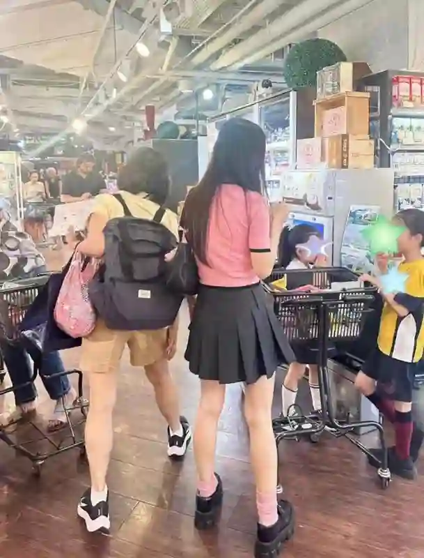 方媛带女儿逛超市被偶遇，怀三胎了仍穿厚底鞋！站姿显得有些豪放