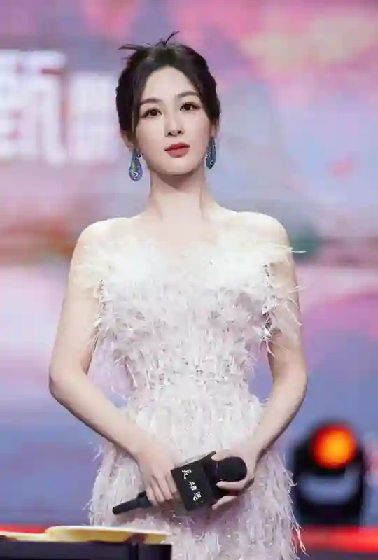 杨紫又翻车了，私下路透照片脸部僵硬垮脸老态，网友直呼撞脸蔡明