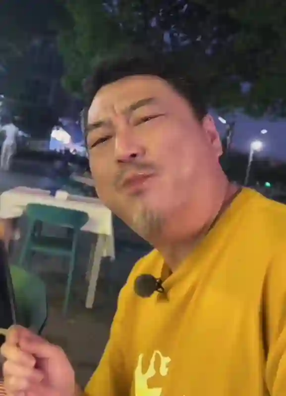 54岁王琳在上海与好友聚会，坐街边吃烧烤，老戏骨李传缨全程陪同