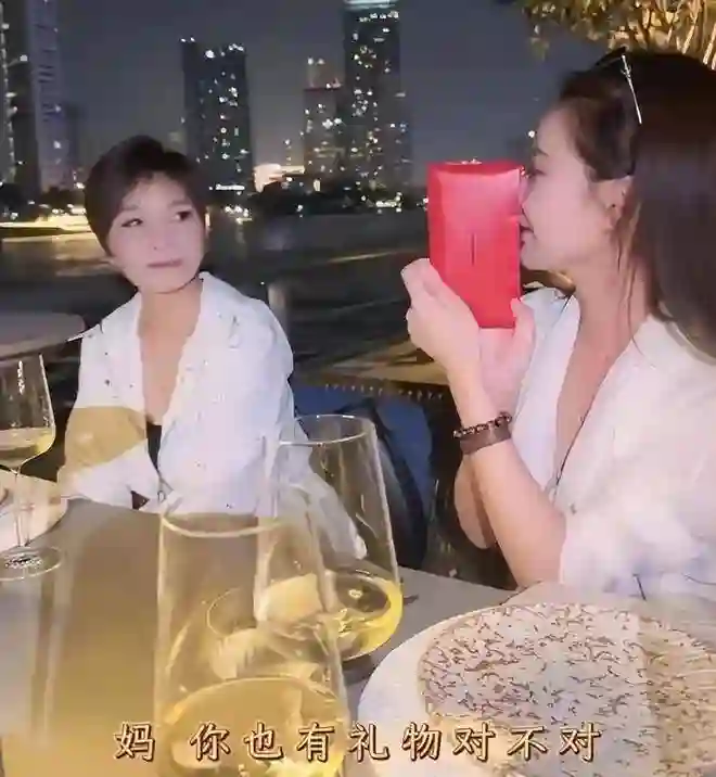 马筱梅爸妈真实身份被扒，梅妈以前卖早餐，年轻时候的照片曝光
