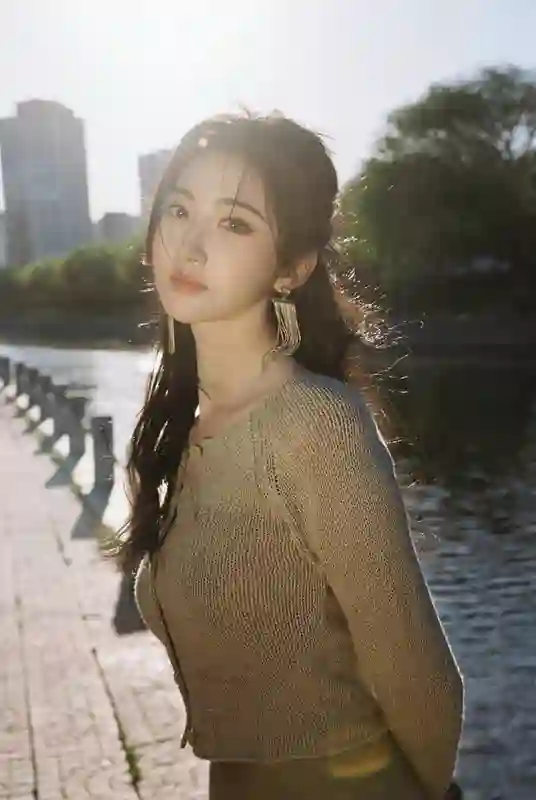 景甜身着中式套装现身河畔，沐浴日光，身姿窈窕似画中仙