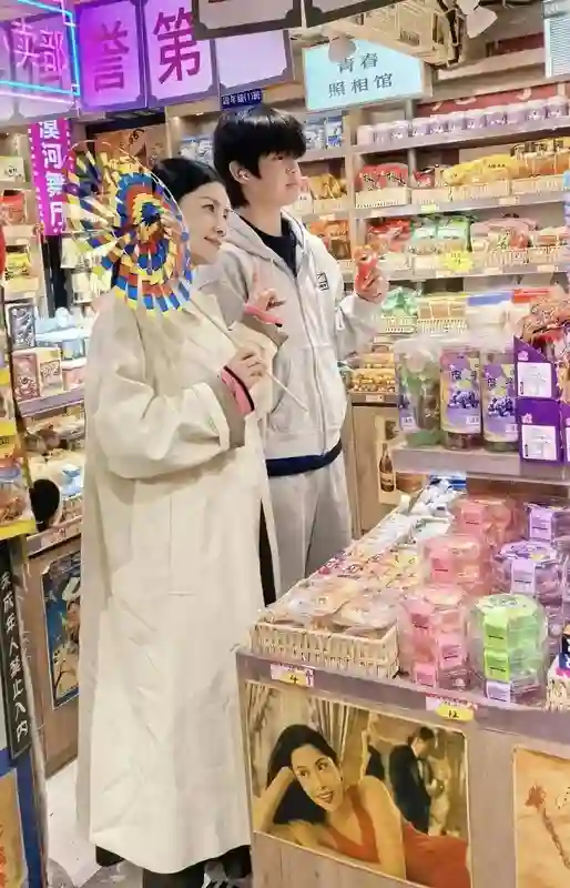 49岁胡可现身杭州，带儿子逛夜市，14岁安吉帅气高挑