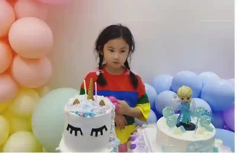 褒贬不一！香港知名女星已准备好10岁女儿拍拖，早安排靓仔在身边