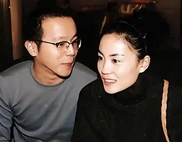 一次东京旅行，让王菲和谢霆锋的姐弟恋，给整个娱乐圈上了一课