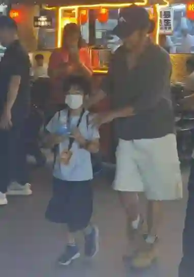 吴京携儿子南宁撸串！鸭舌帽配小辫造型随性，父子撸串画面超接地气