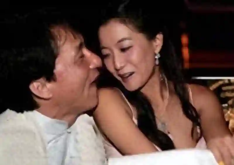 成龙灌章子怡的不是酒，而是整个娱乐圈的丑闻，他们是什么关系？