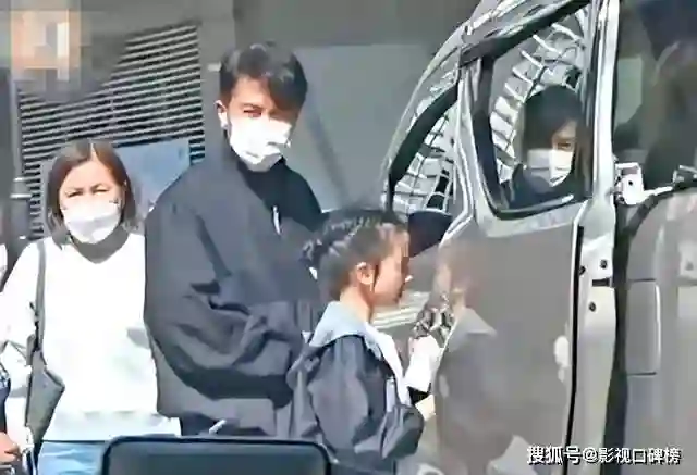 51岁刘恺威现身江苏，少年感十足，有网友质疑其戴假发纹眉毛