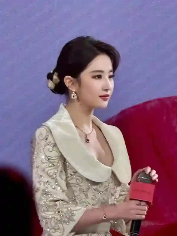 刘亦菲面相变化，仿佛回归古墓，重现小龙女冷艳模样