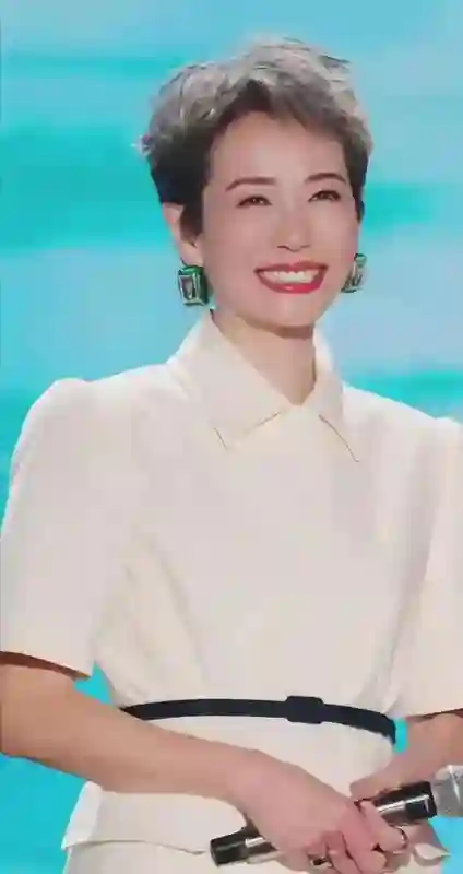 从荣光到泪水，叶童选择离开舞台，拒绝忍受舆论的暴力