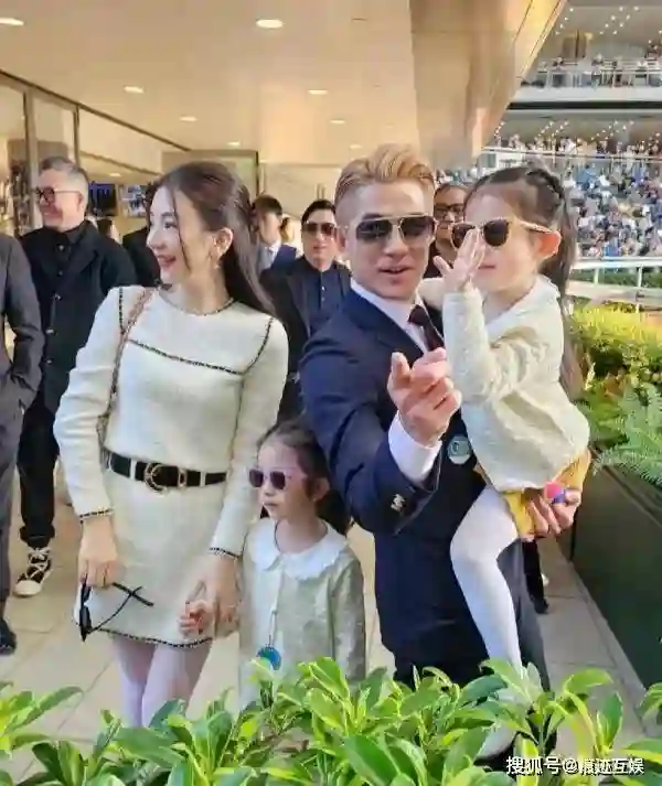 方媛挺肚逛街，郭富城打麻将无意曝三胎是儿子，输钱也乐开花！