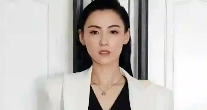 4胎已生？44岁张柏芝抱娃照曝光，模样随爸，网友吵翻天：图啥？