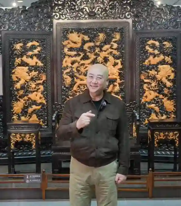 72岁“唐僧”开始卖房！和陈丽华33年感情成笑话，百亿财产成空？
