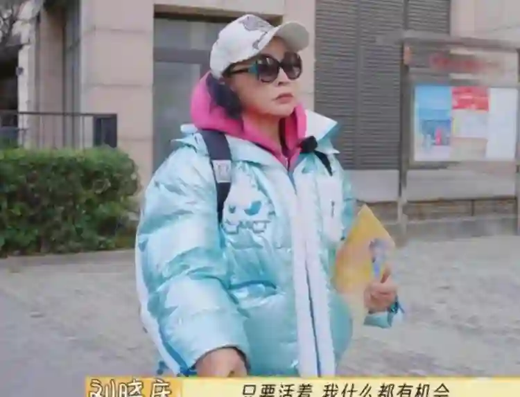 74岁刘晓庆否认偷漏税，被传百亿身家背后是无儿无女，养老钱被偷