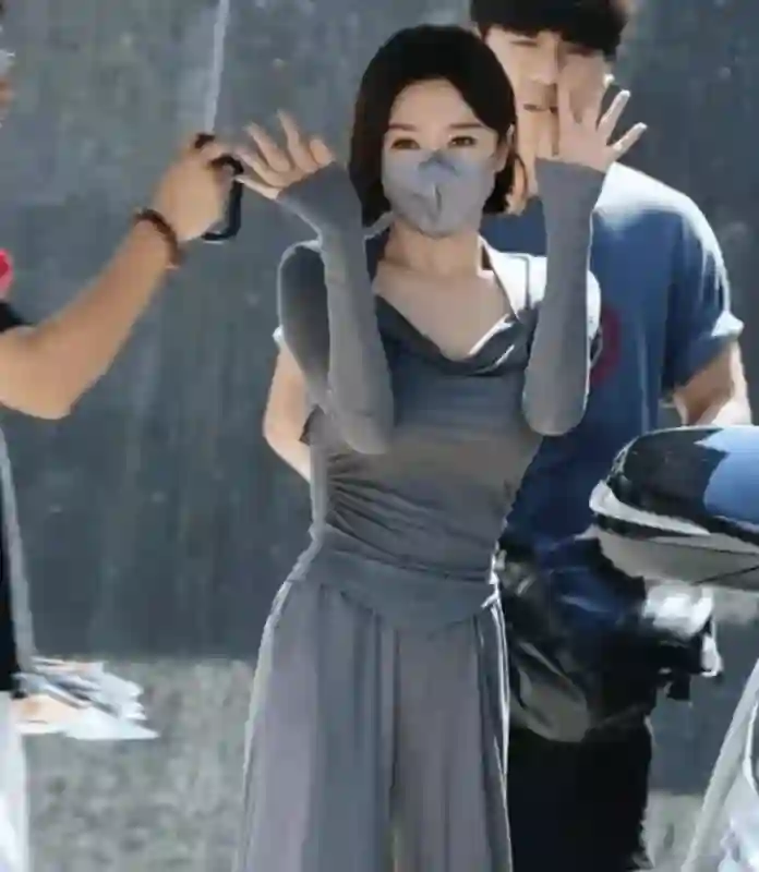 45岁秦岚这一身紧身服谁懂啊！含金量裹满满！网友：人人想成为魏大勋！
