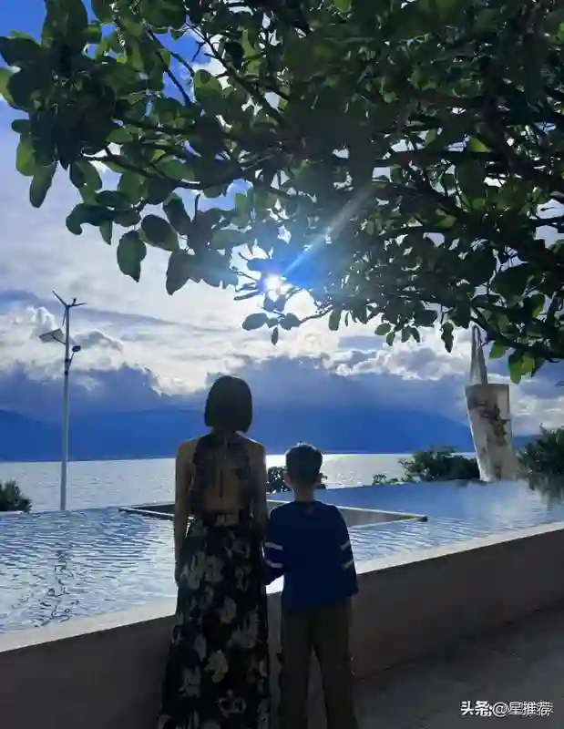 陈妍希晒离婚后首个生日在洱海和儿子相依看海的背影照