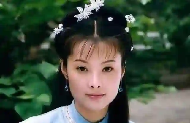 颜值回春惊艳全场，52岁袁立魅力不减，巴黎秀恩爱似少女