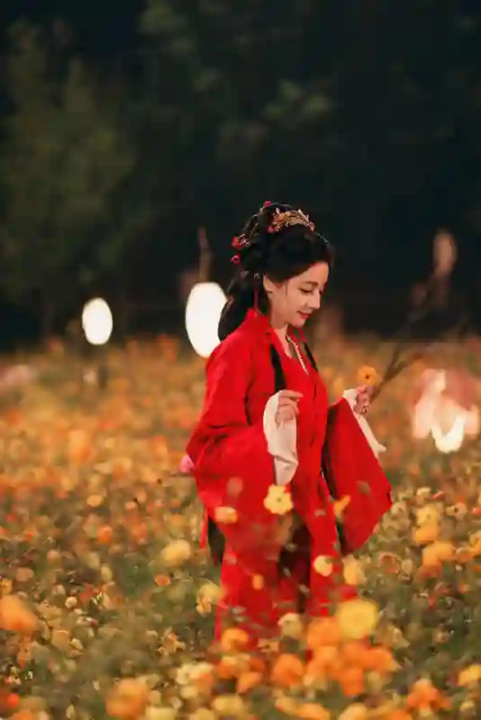 迪丽热巴红衣加身花海氛围感拉满 垂眸瞬间明艳又楚楚动人