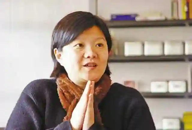 怒甩陈凯歌，其貌不扬却家庭显赫，后妈洪晃用行动做中国教育