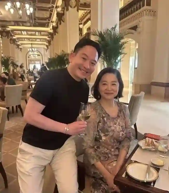 71岁林青霞酒店用餐被偶遇，大方合照尽显优雅美态