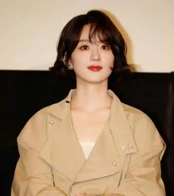 从万人喜爱的大女主，到如今绯闻不断，赵丽颖究竟犯了什么错