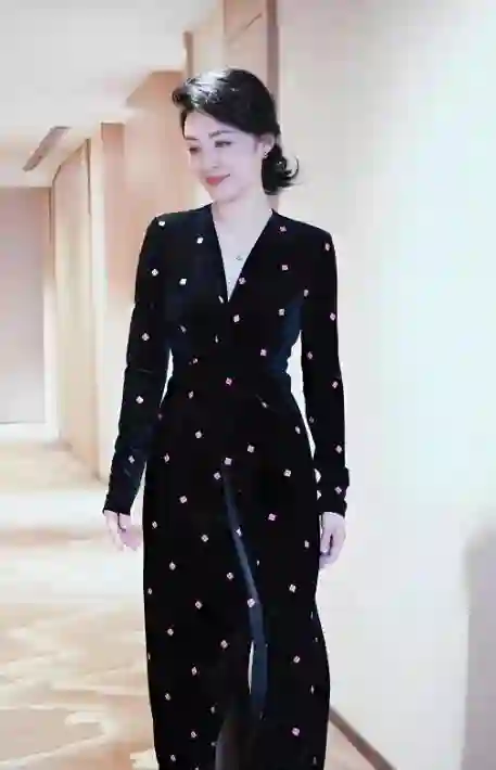 周涛真的好漂亮啊！在央视主持人里面能不能排进前三？