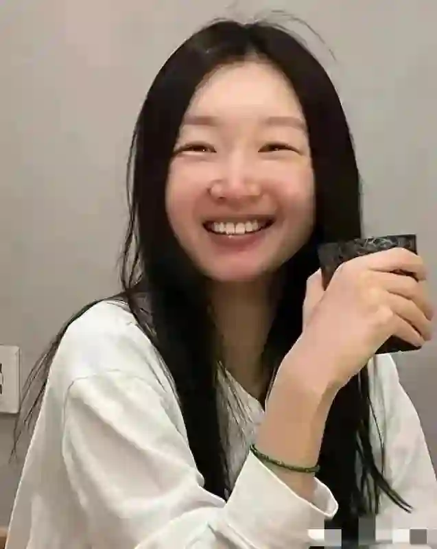 演员周冬雨的素颜照曝光后，瞬间引发热议！网友：这才是真正的她