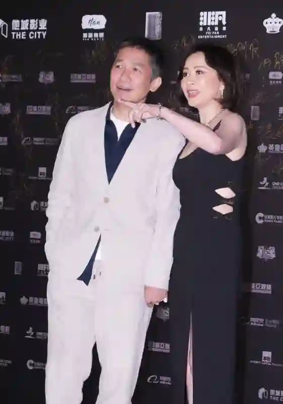 梁朝伟刘嘉玲泰国度假，两人结婚多年恩爱如初，刘嘉玲美腿抢镜
