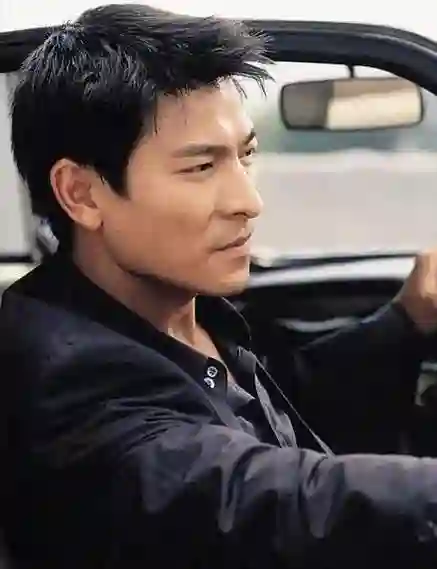 他是刘德华唯一绝交的朋友，两人曾被传言为断背，今成光头大叔