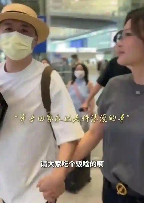 包文婧产后2个月出门接老公，包贝尔感动当众亲她，二胎后更腻歪