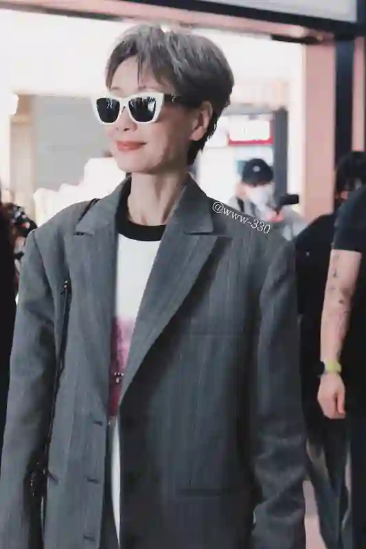 叶童酷飒灰西装搭配墨镜亮相，与李艺彤牵手超吸睛