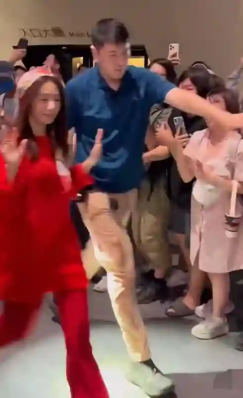 Selina和Ella去看Hebe演唱会，SHE变相再合体，Selina感动落泪