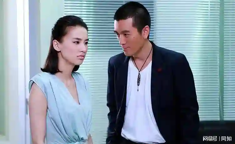 “白月光”黄圣依：下跪赵本山，甩掉杨子，如今醒悟，42岁不算晚